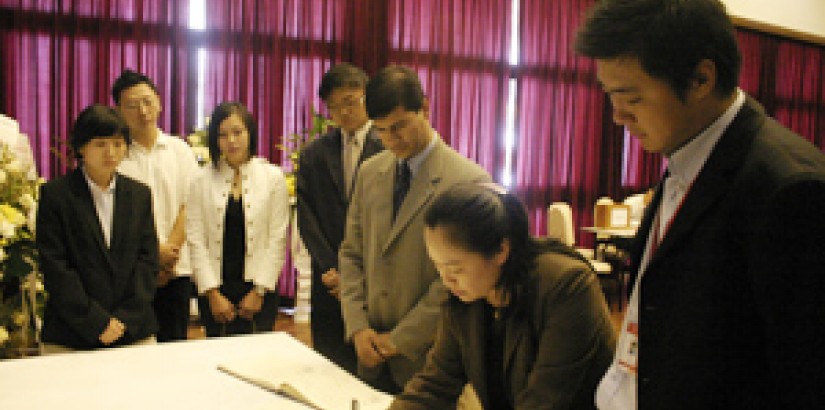 Signing Visitor’s Book: UCSI Vice President of Student Affairs, Dr. Lachman and UCSI Head of Financial Services Ms. Wong Ming Fang signing the Condolence Book with student representatives looking on