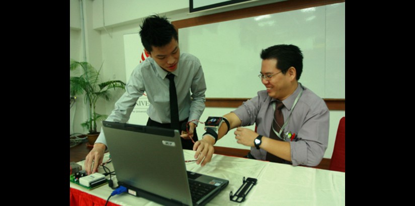  UCSI University’s engineering student, Lee Thean Chai demonstrates how his invention is used on a volunteer during his presentation after the MoU signing.