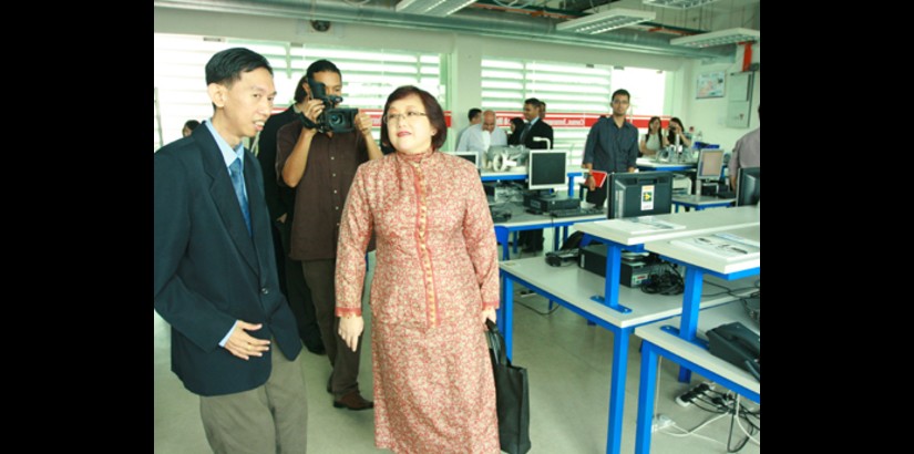  Engr. Rodney Tan gives Deputy Vice Chancellor, Prof. Dr Lee Chai Buan and other guests a short tour of the NI Virtual Instrumentation Laboratory.