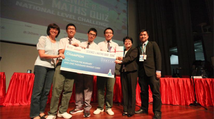 [MOMENT OF GLORY]: The team from SMJK Hua Lian, Perak emerged as the Champion of UCSI’s Science and Maths Quiz 2016 National Level Challenge.