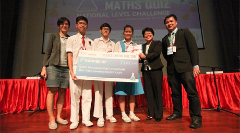 [THE 2nd RUNNER UP]: A team from Kuen Cheng High School walked home as the 2nd Runner-up of the Science and Maths Quiz 2016 National Level Challenge.