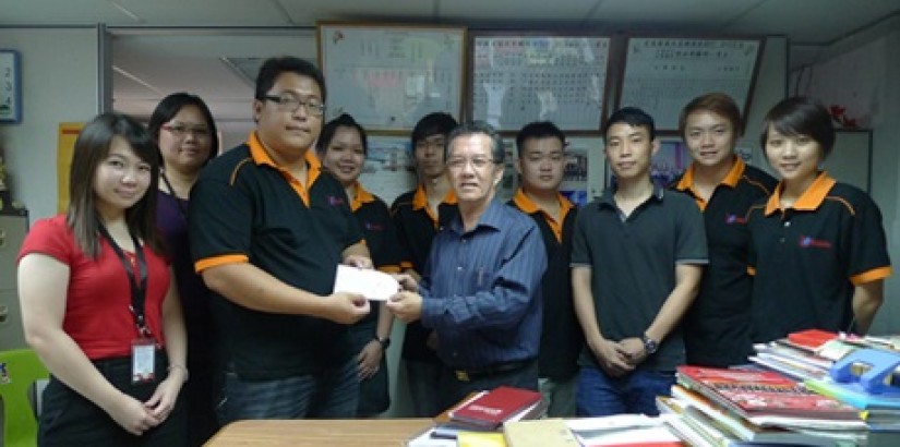 Together with the club advisors, the organizing chairperson, Toh Tze Kang(third from the left)receiving sponsorship from Penghulu Tan Heng Kee(fifth from the right)