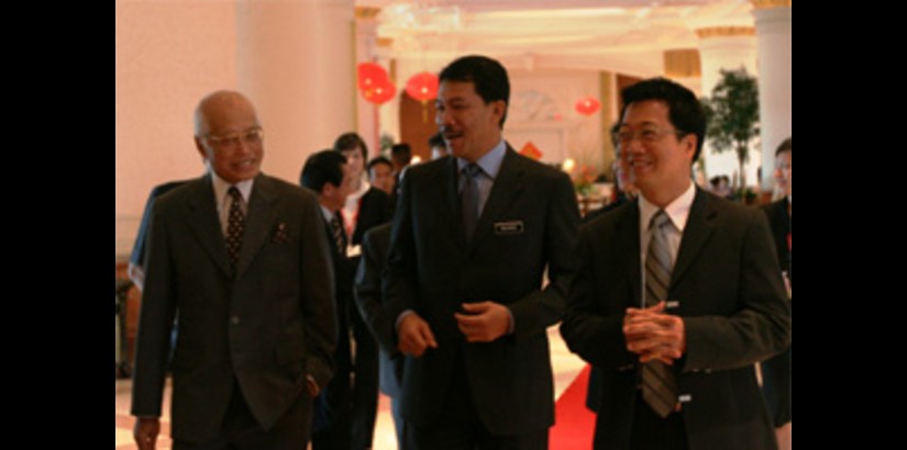 Tan Sri Chancellor and Group President & Vice Chancellor Peter Ng greeting the YAB Dato’ Seri Utama Haji Mohamed Hasan (Menteri Besar of Negeri Semibilan)