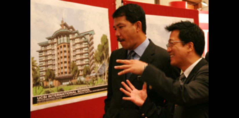 Group President Peter Ng Showing the building plans of the project to the Menteri Besar