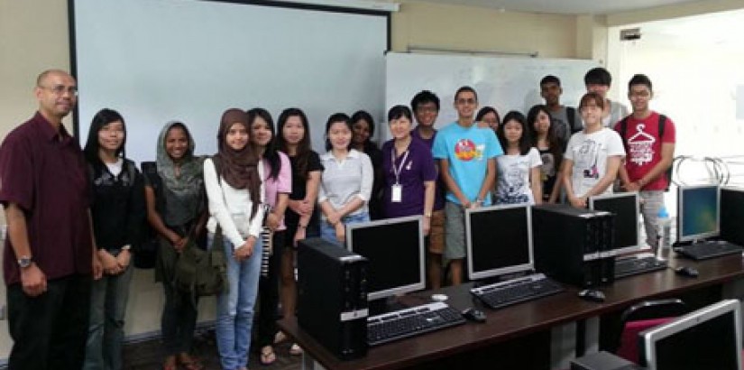  GROUP PORTRAIT: Dr Dazmin (most left) posing with the participants after the SPSS workshop.