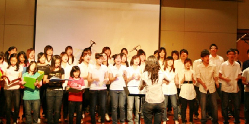 Students and the StART children sing together at the finale