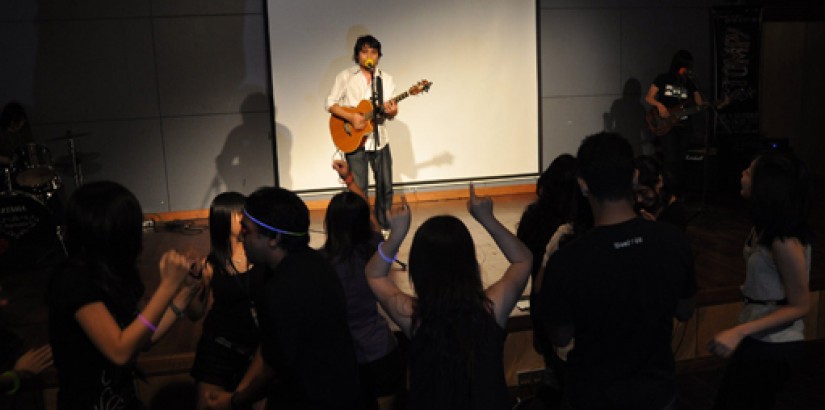 Popular local independent singer, Reza Salleh got the audience on their feet and dancing during the concert