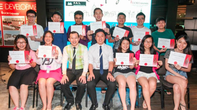  ALL SMILES: Student mentors with their certificates of appreciation. Joining them are Associate Professor Dr Toh Kian Kok (left) and Assistant Professor Dr Phan Chia Wei (right).