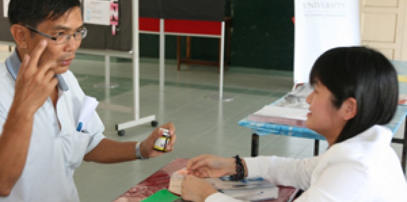 Ms. Penny Wong Pei Nee, a School of Pharmacy lecturer, educates a member of the public on the types of medicine for the treatment of diabetes