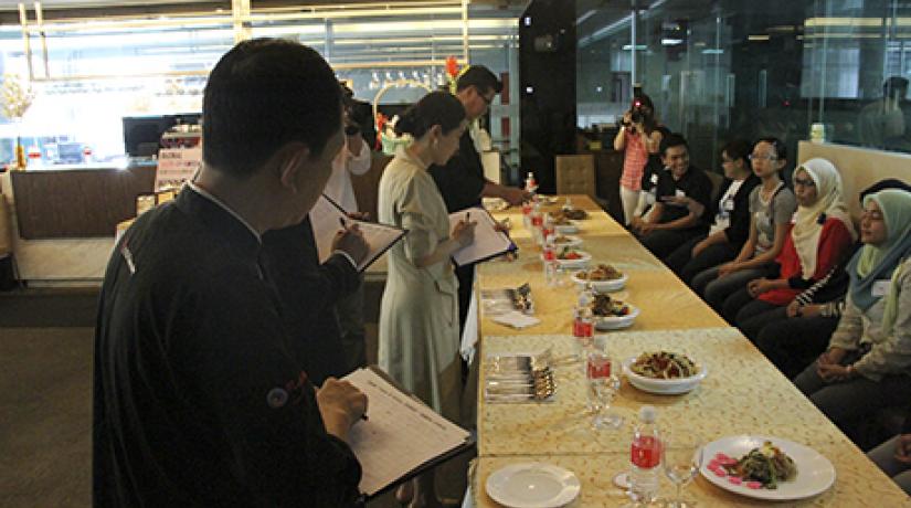  FOCUS: The panel of judges grading the participants’ dishes during the Global Taste of Korea Contest 2014 at UCSI.