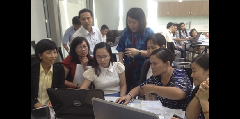  CLE senior manager Ms Christine Wong preparing the teachers for an LMS-driven learning experience.