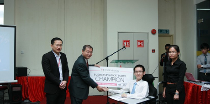  WINNER: UCSI University deputy vice-chancellor (Academic Affairs & Research) Prof. Emeritus Dr. Lim Koon Ong (middle) presenting the award to the champion of the competition TiewKee Yee (right) while FOBIS dean Assoc. Prof. Dr. Toh Kian Kok (left) looks 