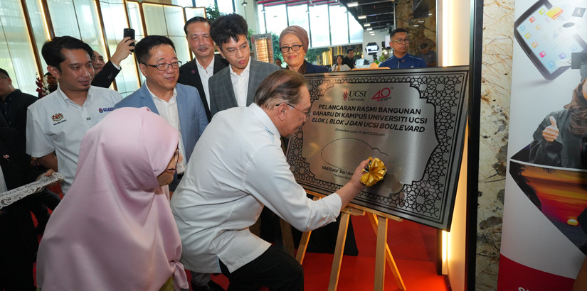 Prime Minister Dato' Seri Anwar Ibrahim signs the plaque to officiate the launch of UCSI University's latest campus expansion, marking a key milestone in the University’s growth as it celebrates its 40th anniversary.