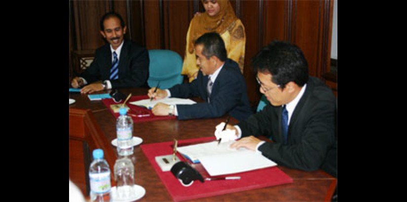 Dato’ Dr. Abdul Latiff signing the agreement with President and Vice Chancellor of UCSI, Peter T.S. Ng