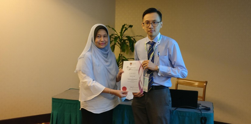 Tey Wah Yen receives Best Paper Award.