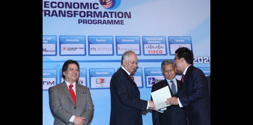  Prime Minister Datuk Seri Mohd. Najib bin Tun Abdul Razak presents UCSI Group Chairman Dato’ Peter Ng a certificate of appointment to lead Entry Point Project 10 under the government’s Economic Transformation Programme.