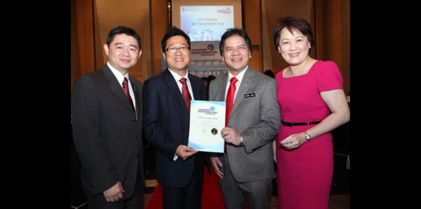  UCSI Group Chairman Dato’ Peter Ng (second from left) with Minister in the Prime Minister’s Department Datuk Seri Idris Jala (second from right) flanked by UCSI University Head of Strategic Projects Dr. Wong Kong-Yew and UCSI Group Vice President of Corp