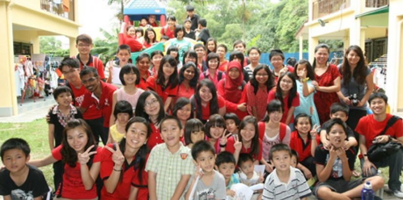  MEMORABLE MOMENTS: One of many cherished moments during the project that depicts the love and care shown to the Rumah Charis children by U-SchoS members and other UCSI University students.