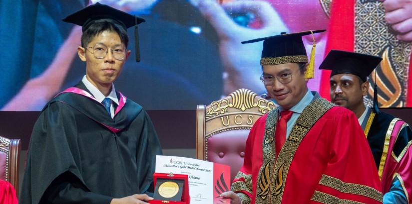 Biotechnology graduate Oh Khang Chiang (left) receives the Chancellor’s Gold Medal Award from UCSI University chancellor YAM Tunku Zain Al-‘Abidin ibni Tuanku Muhriz (right) at the 38th Convocation Ceremony.