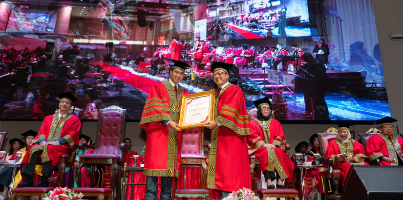 UCSI University Council chairman Dato’ Peter Ng (right) congratulates Tunku Zain Al-‘Abidin ibni Tuanku Muhriz (left) on his installation as the University’s second Chancellor during the 38th convocation ceremony.