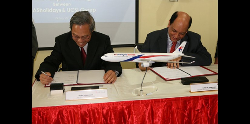  UCSI Group Executive Officer Mr Wong Gon Khiang (left) and YBhg Dato' Dr Amin Khan, Executive Vice President, Commercial Strategy, MASholiday​s, sign a memorandum of understand​ing to launch "Edu-Vacat​ion Youth Programmes​."