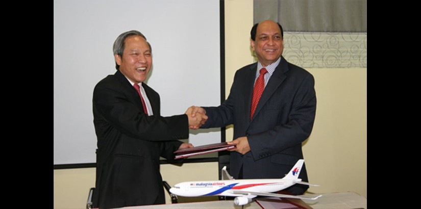  UCSI Group Executive Officer Mr Wong Gon Khiang (left) and YBhg Dato' Dr Amin Khan, Executive Vice President, Commercial Strategy, MASholiday​s, shake hands after signing a memorandum of understand​ing to launch "Edu-Vacat​ion Youth Programmes​."