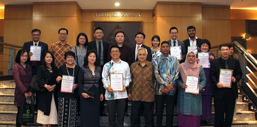 A group photo including Dato' Peter Ng, Academician Senior Professor Dato' Dr Khalid Yusoff, certificate and award recipients and UCSI staff.
