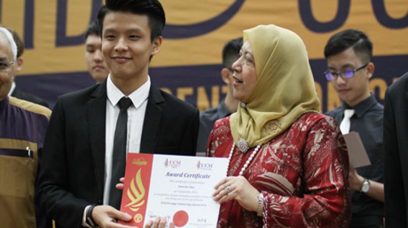 All smiles as UCSI chemical engineering student Liew Jer Chyi receives the UCSI Prestige Scholarship Award from Higher Education Director-General Professor Dato' Dr Asma Ismail.