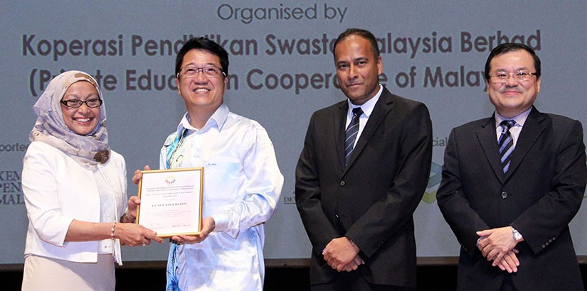 Dato’ Peter Ng receiving the Malaysia’s Best Private University Award.
