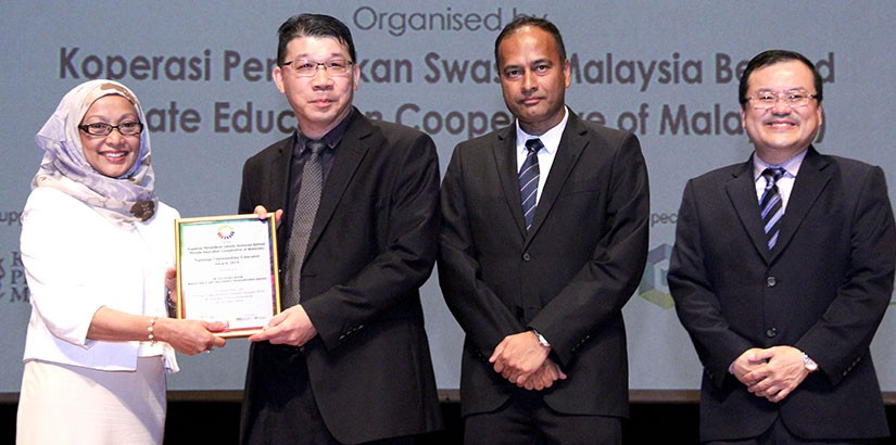 Professor Dr Ooi Keng Boon, Dean of Faculty of Business and Information Science received Malaysia's Distinguished Researcher Award.