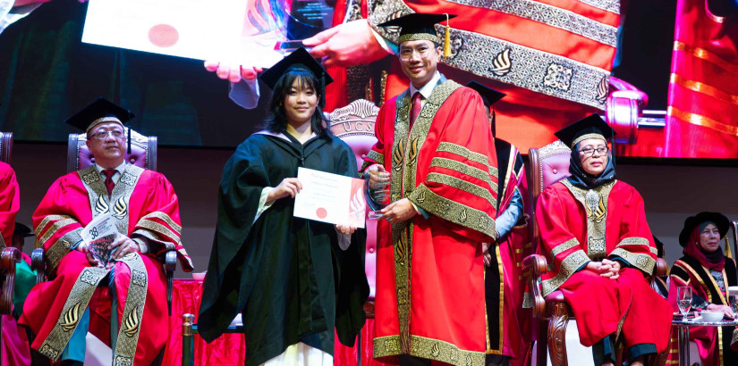 UCSI University chancellor Tunku Zain Al-’Abidin ibni Tuanku Muhriz with Class of 2025 valedictorian Joanne Chan Wen Hui