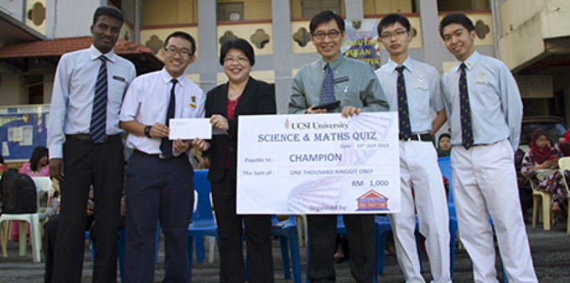  WINNING SMILES: MBSSKL student Albert Ang (second from left) receiving a chequeworth RM1,000from UCSI University's Centre for Pre-U Studies director Asst Prof Mabel Tan (third from left) while MBSSKL teacher advisor Mr Thenna (most left), MBSSKL headmast