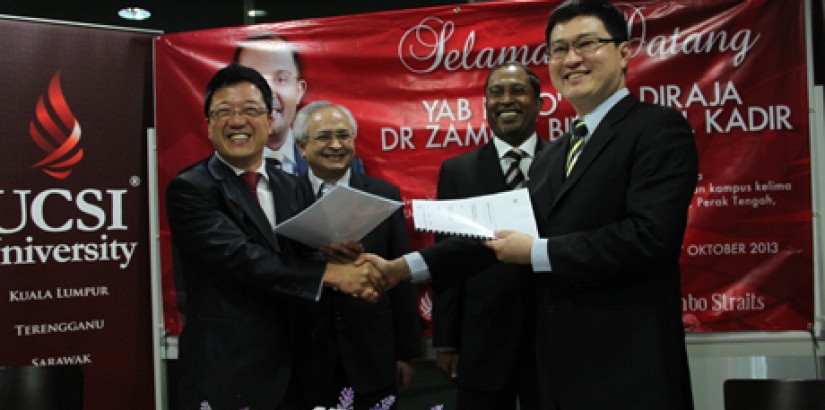 SEALING THE DEAL: UCSI Group founder and chairman Dato’ Peter Ng exchanging the agreement for UCSI University to build a new campus in Perak with CEO of Jumbo Straits Mr Sunny Yee (right) as Perak Menteri Besar Dato’ Dr Zambry Bin Abdul Kadir (second from