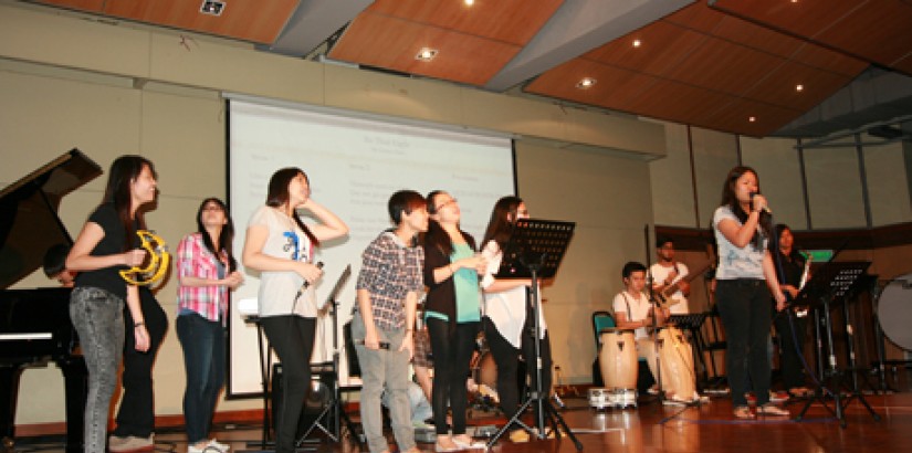  UNIQUE &CATCHY: Music student Grace Foo (most left) and her band performing their song themed ‘Be That Eagle’ during the UCSI University Song Competition Showcase.