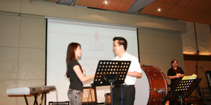  WINNING PIECE (From left): Music student Grace Foo receiving a token of appreciation from UCSI Group founder and chairman Dato’ Peter Ng during the UCSI University Song Competition Showcase.