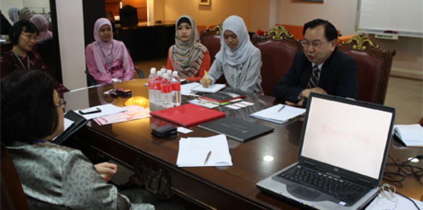 Prof. Dr Lee and Mr. Songsak discussing on future collaborations and opportunities between Thailand and UCSI University.