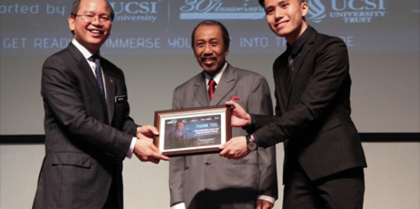 Bernard Chin, President of UCSI Scholars’ Circle presenting token of appreciation to the Malaysia Minister of Science, Technology and Innovation Yang Berhormat Datuk Seri Panglima Madius bin Tangau.