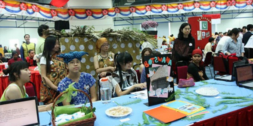 Students showcasing something unique with the theme ‘The Melting Pot of UCSI’, complete with traditional dances and costumes, food and colourful posters, as well as performances