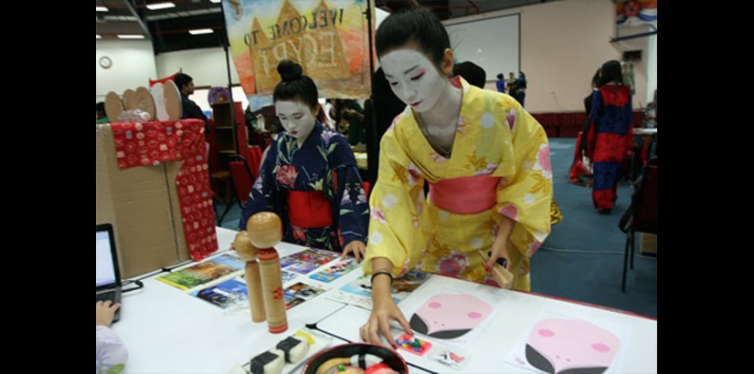  Students showcasing something unique with the theme ‘The Melting Pot of UCSI’, complete with traditional dances and costumes, food and colourful posters, as well as performances