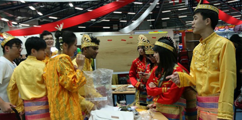 Students showcasing something unique with the theme ‘The Melting Pot of UCSI’, complete with traditional dances and costumes, food and colourful posters, as well as performances