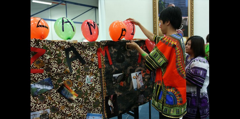 Students showcasing something unique with the theme ‘The Melting Pot of UCSI’, complete with traditional dances and costumes, food and colourful posters, as well as performances