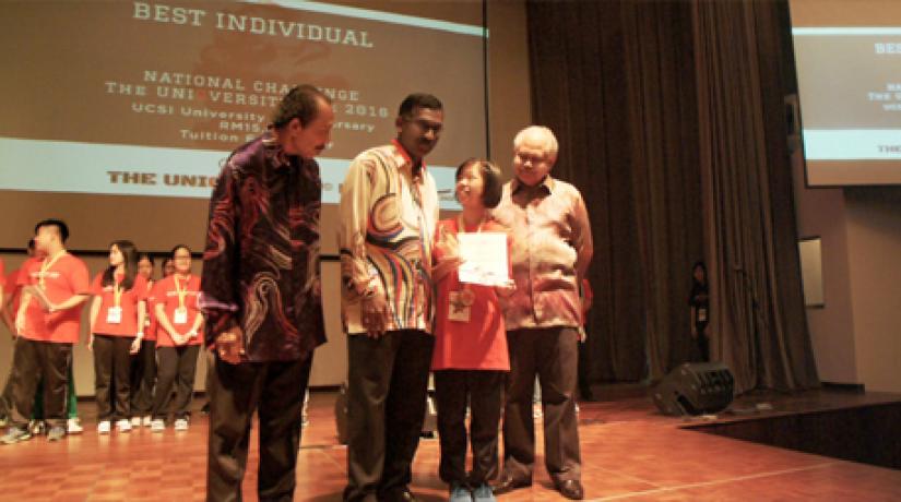  [MOMENT OF GLORY]: Winner of the National Best Individual Award Ong Lee Wei from SMJK Ave Maria Convent received praise from Dato’ P. Kamalanathan (middle) for her confidence and presentation skills.