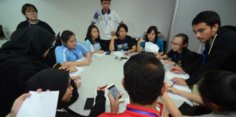 [BRAINSTORMING]: Participants brainstorming during the Crime Scene Investigation (CSI) session.