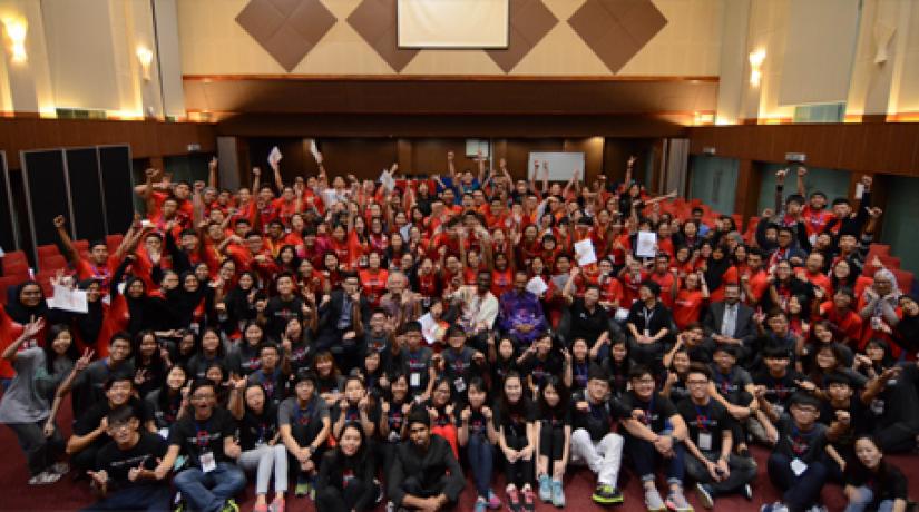  [PICTURE PERFECT]: Participants of UNIQVERSITY© Life 2016 celebrates their glory with the judges, VIPs and U-Schos at the closing ceremony.