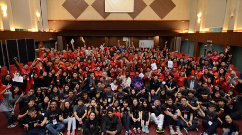  [PICTURE PERFECT]: Participants of UNIQVERSITY© Life 2016 celebrates their glory with the judges, VIPs and U-Schos at the closing ceremony.