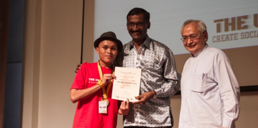  CANDID: (From left) A student and group category winner with YB P. Kamalanathan P. Panchanathan, Malaysia’s Deputy Minister of Education II and Senior Professor Dato’ Dr Khalid Yusoff, UCSI’s Vice-Chancellor and President.