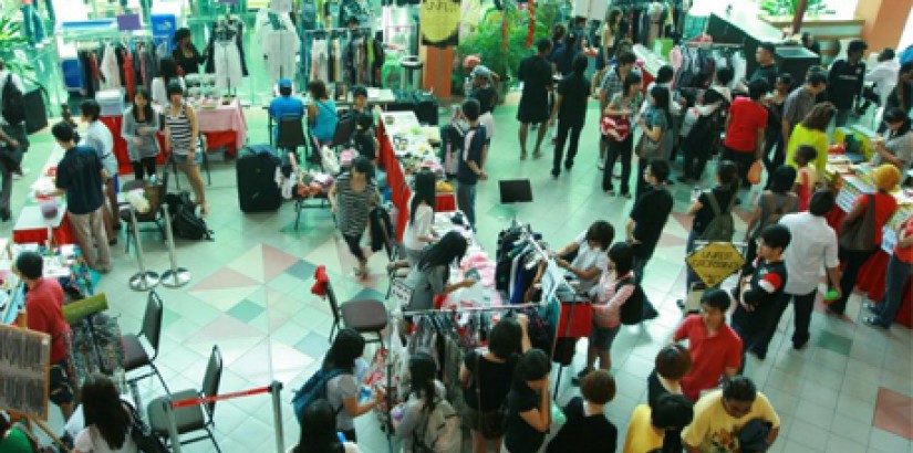 The large crowd gathered during the Fiesta Numero Uno