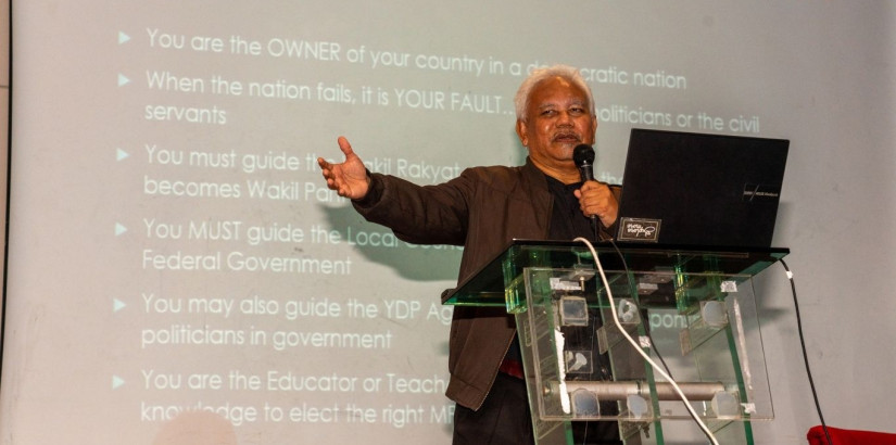 Prof Dr Mohd Tajuddin Mohd Rasdi delivering his talk to UCSI Mass Communication students, sharing insights on informed writing, critical thinking and responsible public discourse.