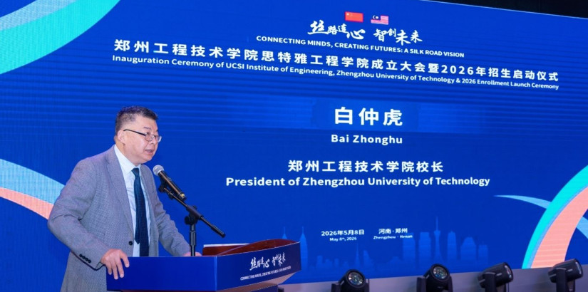 Zhengzhou University of Technology president Bai Zhonghu formally read out the approval document issued by the Ministry of Education authorising the establishment of the Zhengzhou University of Technology–UCSI Institute of Engineering during the ceremony.