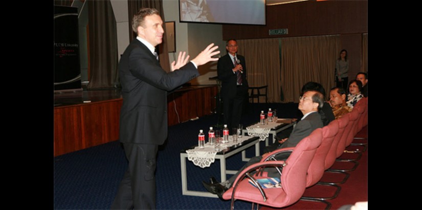  Mr Pavlo Sheremeta and Dr Robert Bong during the Q&A session